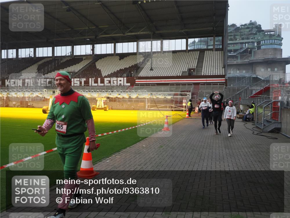 07.12.2025 - St. Pauli X-Mass-Run No. 15 Fabian Wolf http://msf.ph/oto/9363810 07.12.2025 10:03:29 Ziel 358, 460, 965, 984, 1023, 1484, 1486, 1888, 2682, 2973, 2975, 4193, 4239 meine-sportfotos.de
