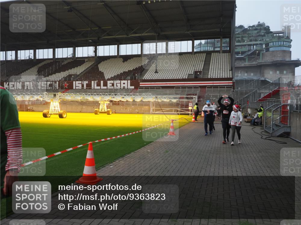 07.12.2025 - St. Pauli X-Mass-Run No. 15 Fabian Wolf http://msf.ph/oto/9363823 07.12.2025 10:03:30 Ziel 358, 940, 965, 984, 1023, 1484, 1486, 1888, 2973, 2975, 3334, 4193, 4239, 4660, 4680 meine-sportfotos.de