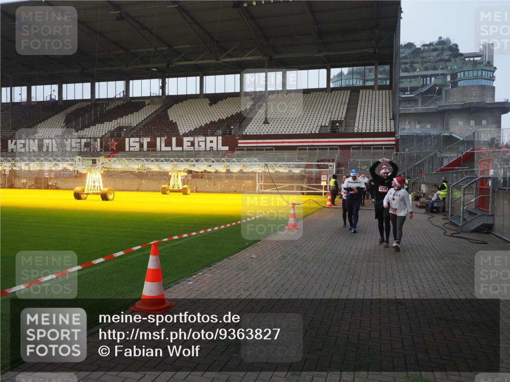 07.12.2025 - St. Pauli X-Mass-Run No. 15 Fabian Wolf http://msf.ph/oto/9363827 07.12.2025 10:03:31 Ziel 214, 358, 940, 984, 1023, 1263, 1264, 1484, 1486, 1888, 2973, 2975, 3334, 4193, 4239, 4660, 4667, 4680 meine-sportfotos.de