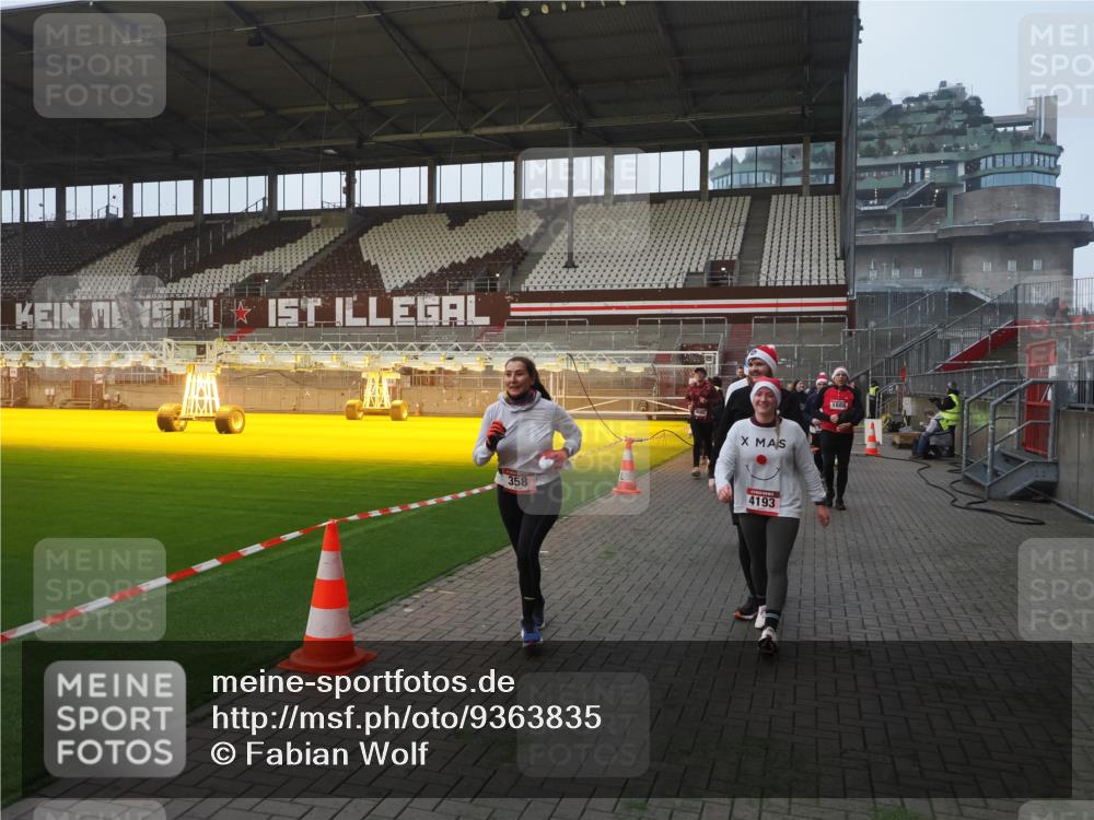 07.12.2025 - St. Pauli X-Mass-Run No. 15 Fabian Wolf http://msf.ph/oto/9363835 07.12.2025 10:03:34 Ziel 213, 214, 358, 940, 984, 1023, 1263, 1264, 1484, 1486, 1506, 1888, 2380, 2973, 2975, 3334, 4193, 4239, 4660, 4667, 4679, 4680 meine-sportfotos.de