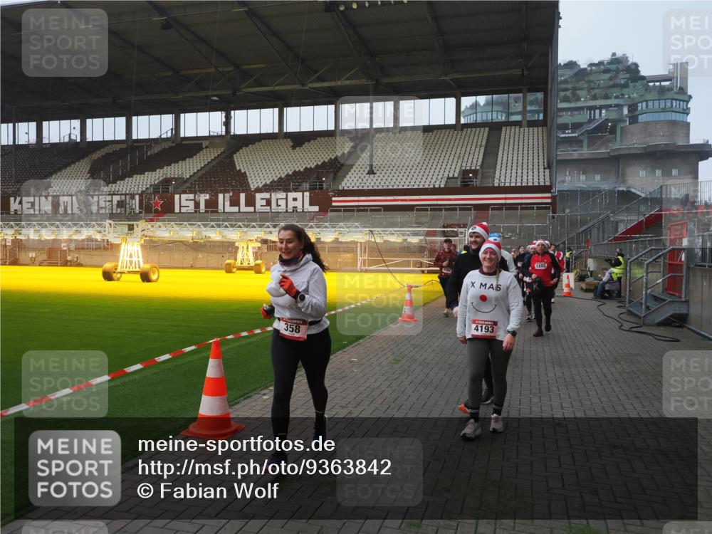 07.12.2025 - St. Pauli X-Mass-Run No. 15 Fabian Wolf http://msf.ph/oto/9363842 07.12.2025 10:03:34 Ziel 213, 214, 358, 940, 984, 1023, 1263, 1264, 1484, 1486, 1506, 1888, 2380, 2973, 2975, 3334, 4193, 4239, 4660, 4667, 4679, 4680 meine-sportfotos.de