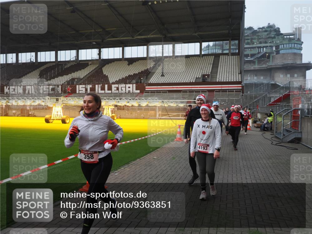 07.12.2025 - St. Pauli X-Mass-Run No. 15 Fabian Wolf http://msf.ph/oto/9363851 07.12.2025 10:03:35 Ziel 213, 214, 358, 940, 984, 1023, 1263, 1264, 1484, 1486, 1506, 1888, 2002, 2380, 3334, 4193, 4239, 4660, 4667, 4679, 4680 meine-sportfotos.de