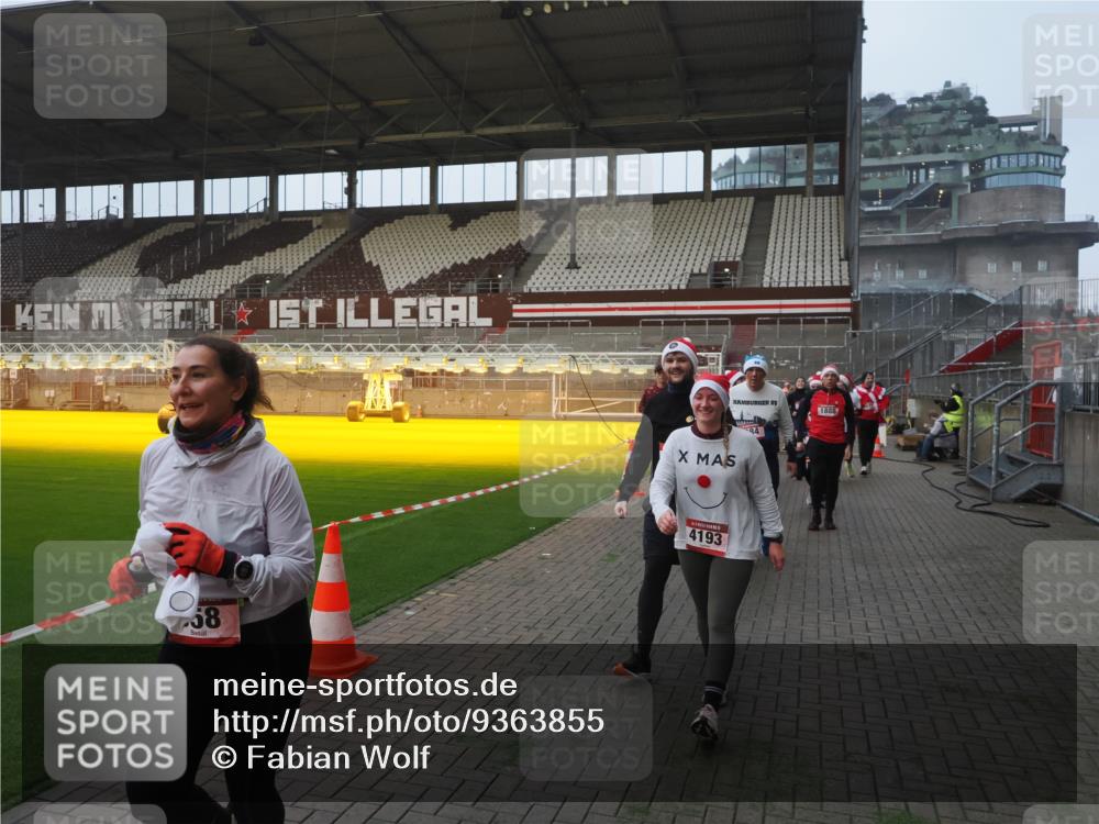 07.12.2025 - St. Pauli X-Mass-Run No. 15 Fabian Wolf http://msf.ph/oto/9363855 07.12.2025 10:03:35 Ziel 213, 214, 358, 940, 984, 1023, 1263, 1264, 1484, 1486, 1506, 1888, 2002, 2380, 3334, 4193, 4239, 4660, 4667, 4679, 4680 meine-sportfotos.de