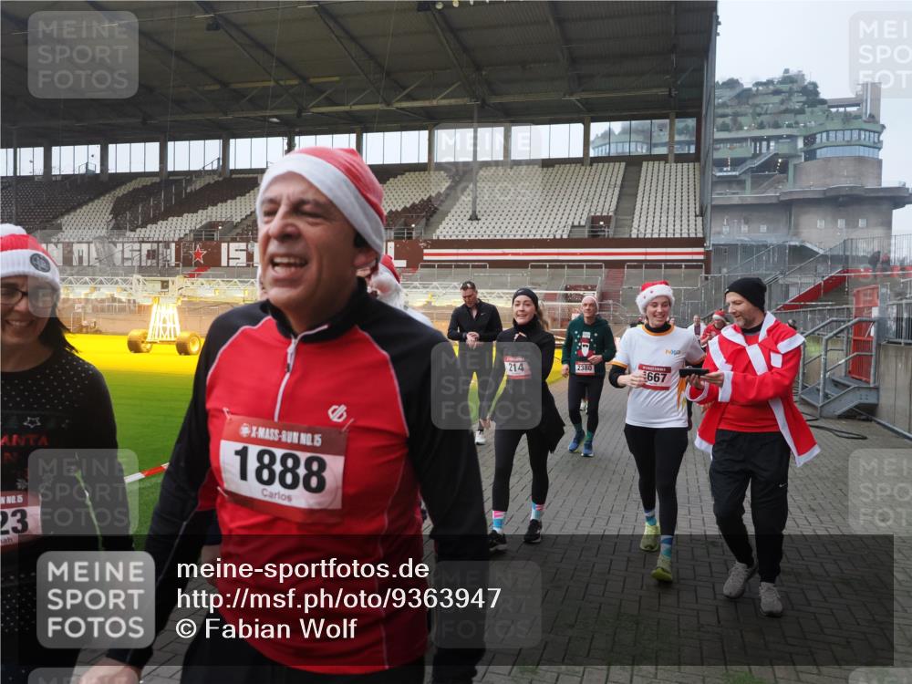 07.12.2025 - St. Pauli X-Mass-Run No. 15 Fabian Wolf http://msf.ph/oto/9363947 07.12.2025 10:03:40 Ziel 185, 213, 214, 358, 399, 940, 984, 1023, 1263, 1264, 1307, 1394, 1425, 1484, 1486, 1506, 1888, 2002, 2366, 2380, 3334, 3734, 4193, 4239, 4660, 4667, 4679, 4680 meine-sportfotos.de