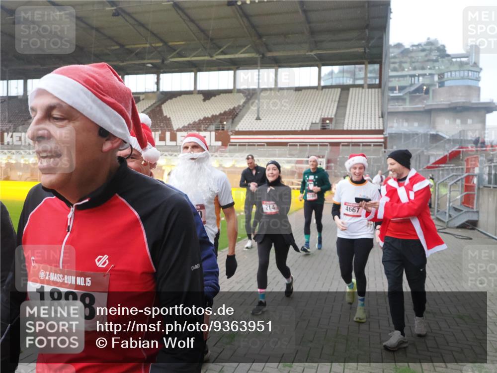 07.12.2025 - St. Pauli X-Mass-Run No. 15 Fabian Wolf http://msf.ph/oto/9363951 07.12.2025 10:03:41 Ziel 185, 213, 214, 358, 399, 940, 984, 1023, 1263, 1264, 1307, 1394, 1425, 1506, 1888, 2002, 2366, 2380, 3334, 3734, 4193, 4239, 4660, 4667, 4679, 4680 meine-sportfotos.de