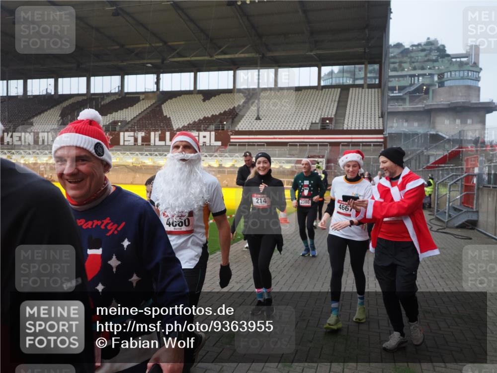 07.12.2025 - St. Pauli X-Mass-Run No. 15 Fabian Wolf http://msf.ph/oto/9363955 07.12.2025 10:03:41 Ziel 185, 213, 214, 358, 399, 940, 984, 1023, 1263, 1264, 1307, 1394, 1425, 1506, 1888, 2002, 2366, 2380, 3334, 3734, 4193, 4239, 4660, 4667, 4679, 4680 meine-sportfotos.de