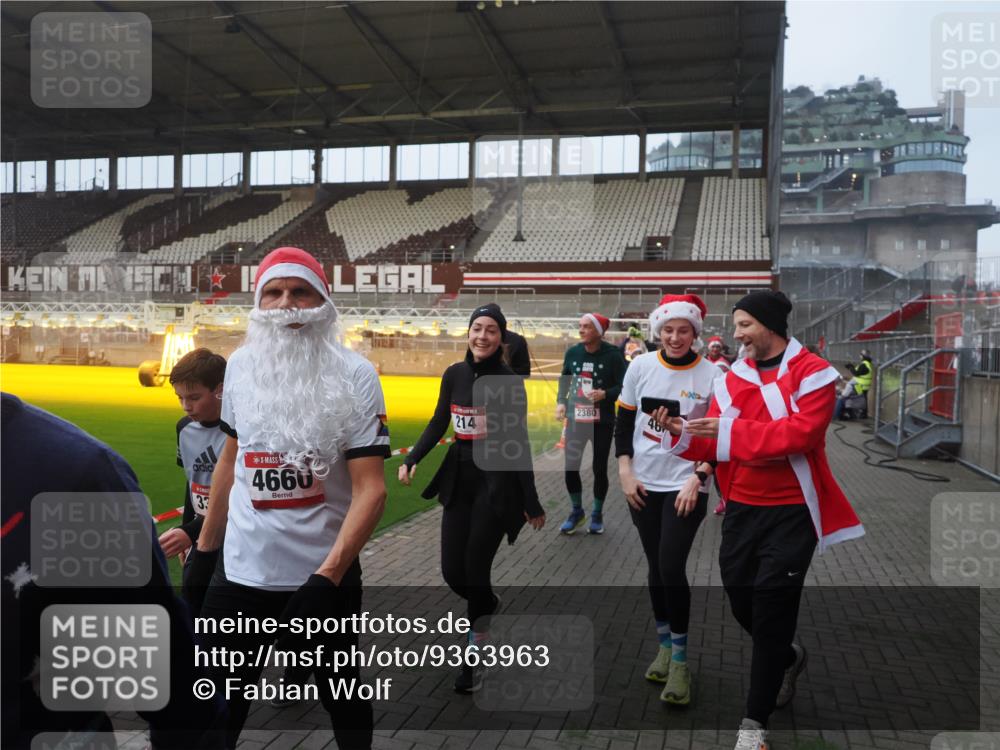 07.12.2025 - St. Pauli X-Mass-Run No. 15 Fabian Wolf http://msf.ph/oto/9363963 07.12.2025 10:03:41 Ziel 185, 213, 214, 358, 399, 940, 984, 1023, 1263, 1264, 1307, 1394, 1425, 1506, 1888, 2002, 2366, 2380, 3334, 3734, 4193, 4239, 4660, 4667, 4679, 4680 meine-sportfotos.de