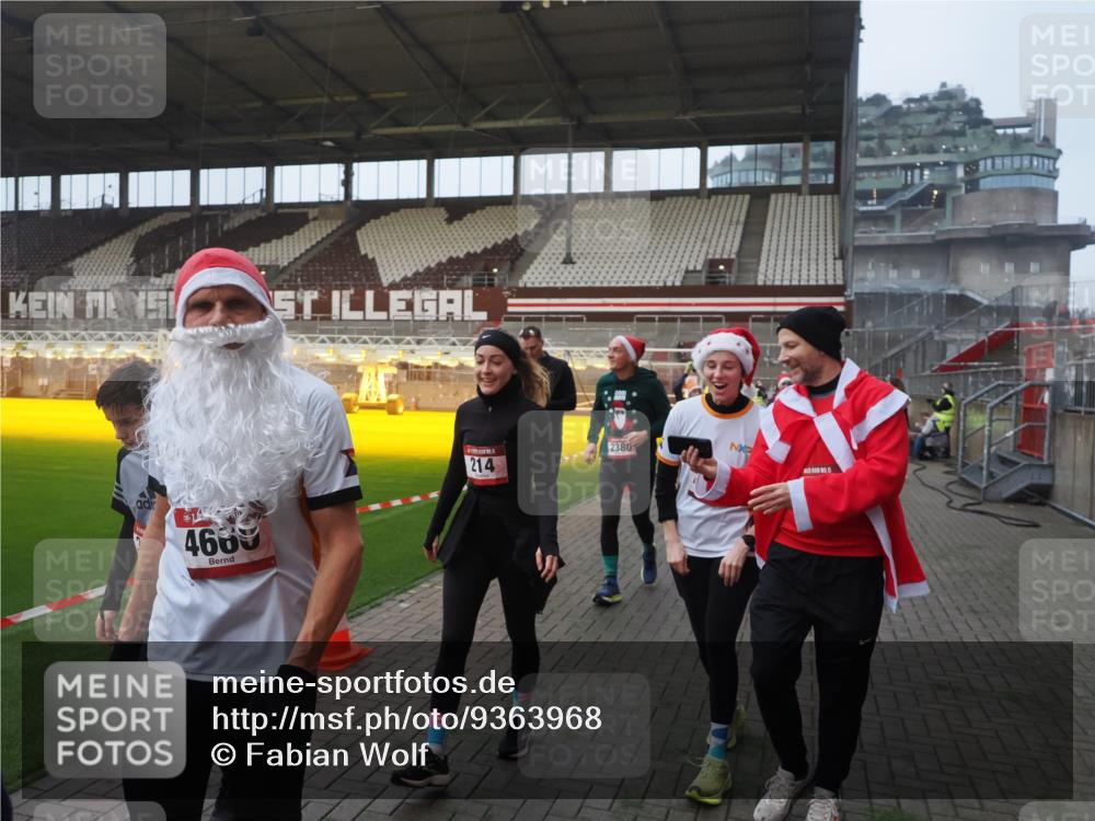 07.12.2025 - St. Pauli X-Mass-Run No. 15 Fabian Wolf http://msf.ph/oto/9363968 07.12.2025 10:03:41 Ziel 185, 213, 214, 358, 399, 940, 984, 1023, 1263, 1264, 1307, 1394, 1425, 1506, 1888, 2002, 2366, 2380, 3334, 3734, 4193, 4239, 4660, 4667, 4679, 4680 meine-sportfotos.de