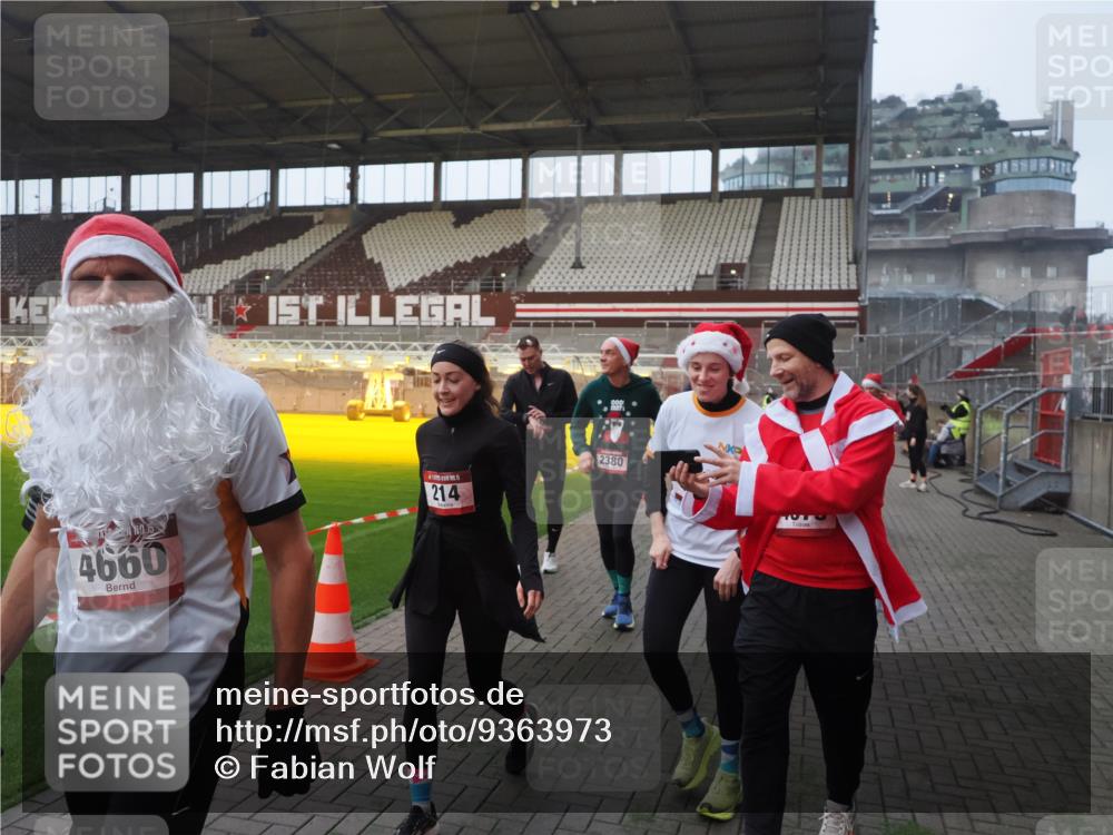 07.12.2025 - St. Pauli X-Mass-Run No. 15 Fabian Wolf http://msf.ph/oto/9363973 07.12.2025 10:03:42 Ziel 185, 213, 214, 358, 399, 940, 984, 1023, 1263, 1264, 1307, 1394, 1425, 1506, 1888, 2002, 2366, 2380, 3334, 3734, 4660, 4667, 4679, 4680 meine-sportfotos.de