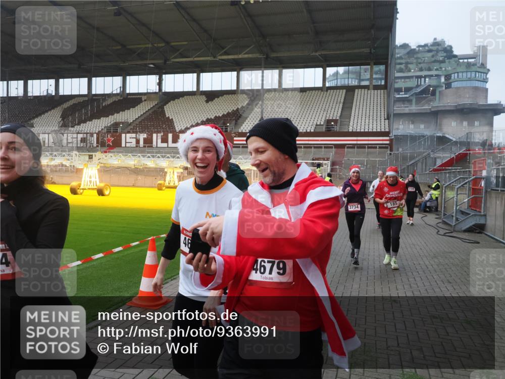 07.12.2025 - St. Pauli X-Mass-Run No. 15 Fabian Wolf http://msf.ph/oto/9363991 07.12.2025 10:03:43 Ziel 185, 213, 214, 358, 399, 940, 984, 1023, 1263, 1264, 1307, 1394, 1425, 1506, 1888, 2002, 2366, 2380, 3334, 3734, 4660, 4667, 4679, 4680 meine-sportfotos.de