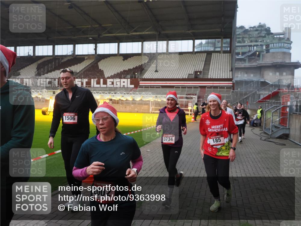 07.12.2025 - St. Pauli X-Mass-Run No. 15 Fabian Wolf http://msf.ph/oto/9363998 07.12.2025 10:03:44 Ziel 185, 213, 214, 358, 399, 940, 984, 1023, 1263, 1264, 1307, 1394, 1425, 1506, 1888, 2002, 2366, 2380, 3334, 3734, 4660, 4667, 4679, 4680 meine-sportfotos.de
