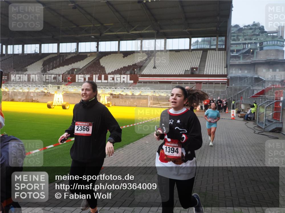 07.12.2025 - St. Pauli X-Mass-Run No. 15 Fabian Wolf http://msf.ph/oto/9364009 07.12.2025 10:03:48 Ziel 185, 213, 214, 399, 940, 1023, 1263, 1264, 1307, 1394, 1425, 1506, 2002, 2366, 2380, 3334, 3337, 3734, 4151, 4660, 4667, 4679, 4680 meine-sportfotos.de