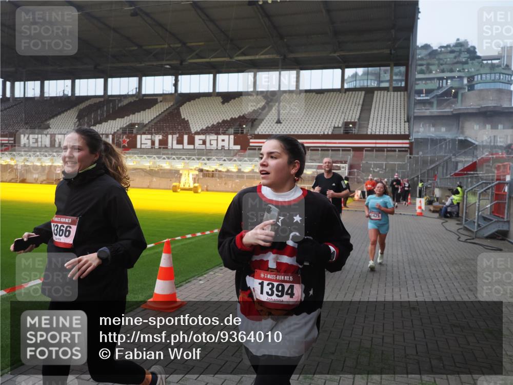 07.12.2025 - St. Pauli X-Mass-Run No. 15 Fabian Wolf http://msf.ph/oto/9364010 07.12.2025 10:03:48 Ziel 185, 213, 214, 399, 940, 1023, 1263, 1264, 1307, 1394, 1425, 1506, 2002, 2366, 2380, 3334, 3337, 3734, 4151, 4660, 4667, 4679, 4680 meine-sportfotos.de