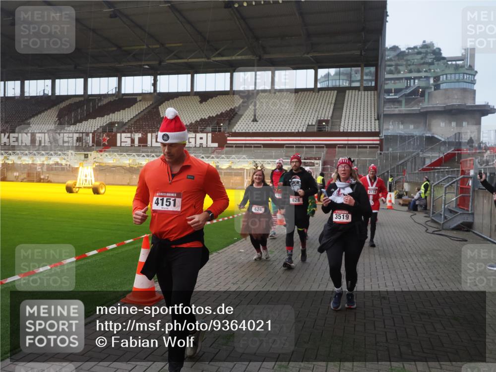 07.12.2025 - St. Pauli X-Mass-Run No. 15 Fabian Wolf http://msf.ph/oto/9364021 07.12.2025 10:03:58 Ziel 399, 626, 628, 709, 1027, 1028, 1307, 1394, 1425, 1906, 2110, 2112, 3198, 3337, 3340, 3359, 3519, 4151 meine-sportfotos.de