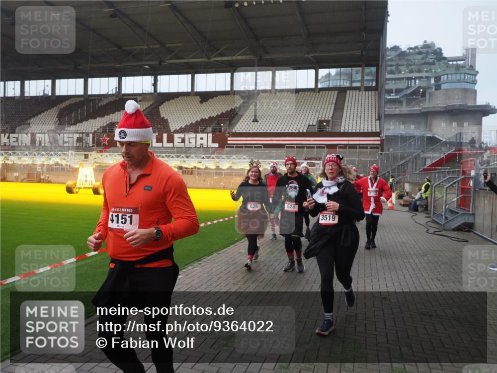 07.12.2025 - St. Pauli X-Mass-Run No. 15 Fabian Wolf http://msf.ph/oto/9364022 07.12.2025 10:03:58 Ziel 399, 626, 628, 709, 1027, 1028, 1307, 1394, 1425, 1906, 2110, 2112, 3198, 3337, 3340, 3359, 3519, 4151 meine-sportfotos.de