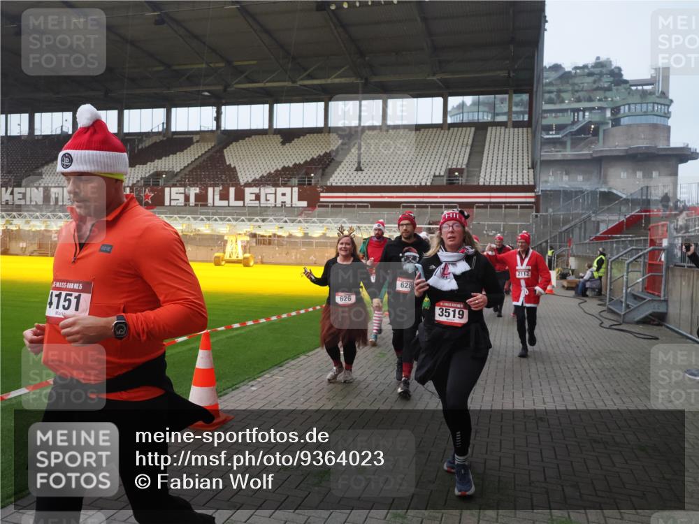 07.12.2025 - St. Pauli X-Mass-Run No. 15 Fabian Wolf http://msf.ph/oto/9364023 07.12.2025 10:03:58 Ziel 399, 626, 628, 709, 1027, 1028, 1307, 1394, 1425, 1906, 2110, 2112, 3198, 3337, 3340, 3359, 3519, 4151 meine-sportfotos.de