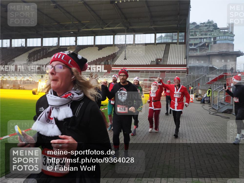 07.12.2025 - St. Pauli X-Mass-Run No. 15 Fabian Wolf http://msf.ph/oto/9364028 07.12.2025 10:03:59 Ziel 399, 626, 628, 709, 1027, 1028, 1307, 1394, 1425, 1906, 2110, 2112, 3198, 3337, 3340, 3359, 3519, 4151 meine-sportfotos.de