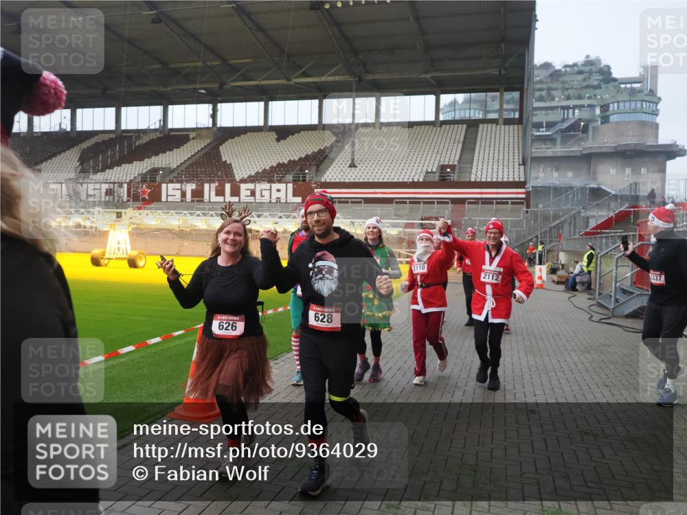 07.12.2025 - St. Pauli X-Mass-Run No. 15 Fabian Wolf http://msf.ph/oto/9364029 07.12.2025 10:03:59 Ziel 399, 626, 628, 709, 1027, 1028, 1307, 1394, 1425, 1906, 2110, 2112, 3198, 3337, 3340, 3359, 3519, 4151 meine-sportfotos.de