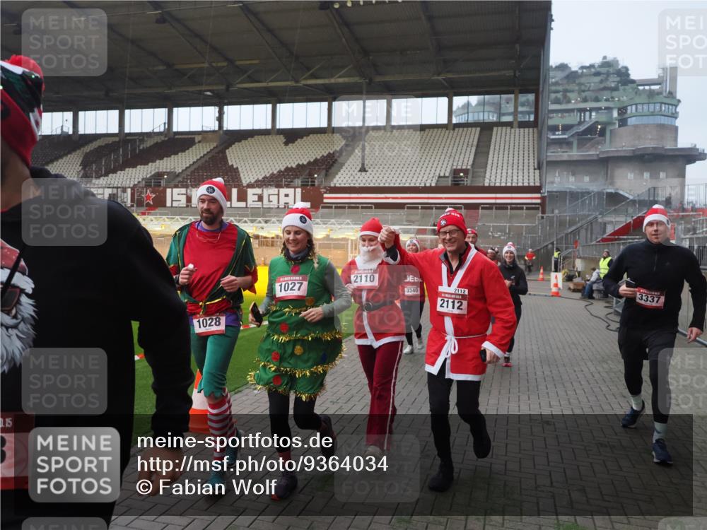 07.12.2025 - St. Pauli X-Mass-Run No. 15 Fabian Wolf http://msf.ph/oto/9364034 07.12.2025 10:04:00 Ziel 626, 628, 709, 1027, 1028, 1307, 1425, 1906, 2110, 2112, 3198, 3337, 3340, 3359, 3519, 4151 meine-sportfotos.de