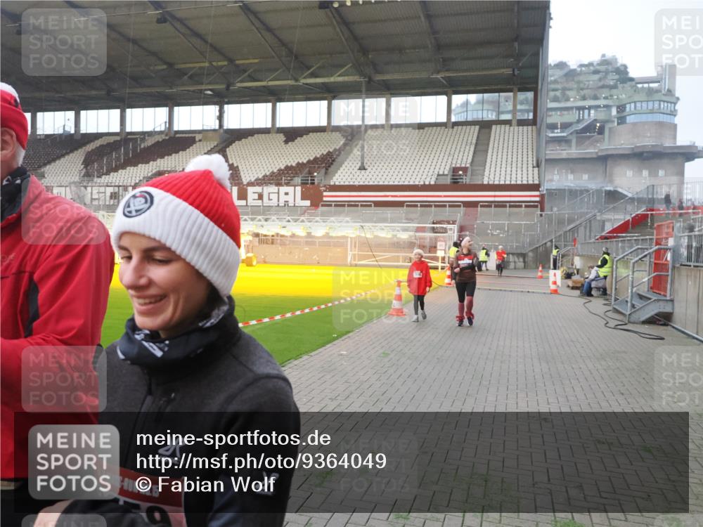 07.12.2025 - St. Pauli X-Mass-Run No. 15 Fabian Wolf http://msf.ph/oto/9364049 07.12.2025 10:04:03 Ziel 626, 628, 709, 1027, 1028, 1906, 2110, 2112, 3198, 3337, 3340, 3359, 3519, 4151 meine-sportfotos.de