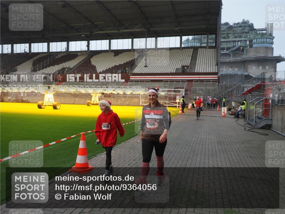 07.12.2025 - St. Pauli X-Mass-Run No. 15 Fabian Wolf http://msf.ph/oto/9364056 07.12.2025 10:04:08 Ziel 626, 628, 709, 1027, 1028, 1906, 2110, 2112, 3198, 3337, 3340, 3359, 3519, 4151 meine-sportfotos.de