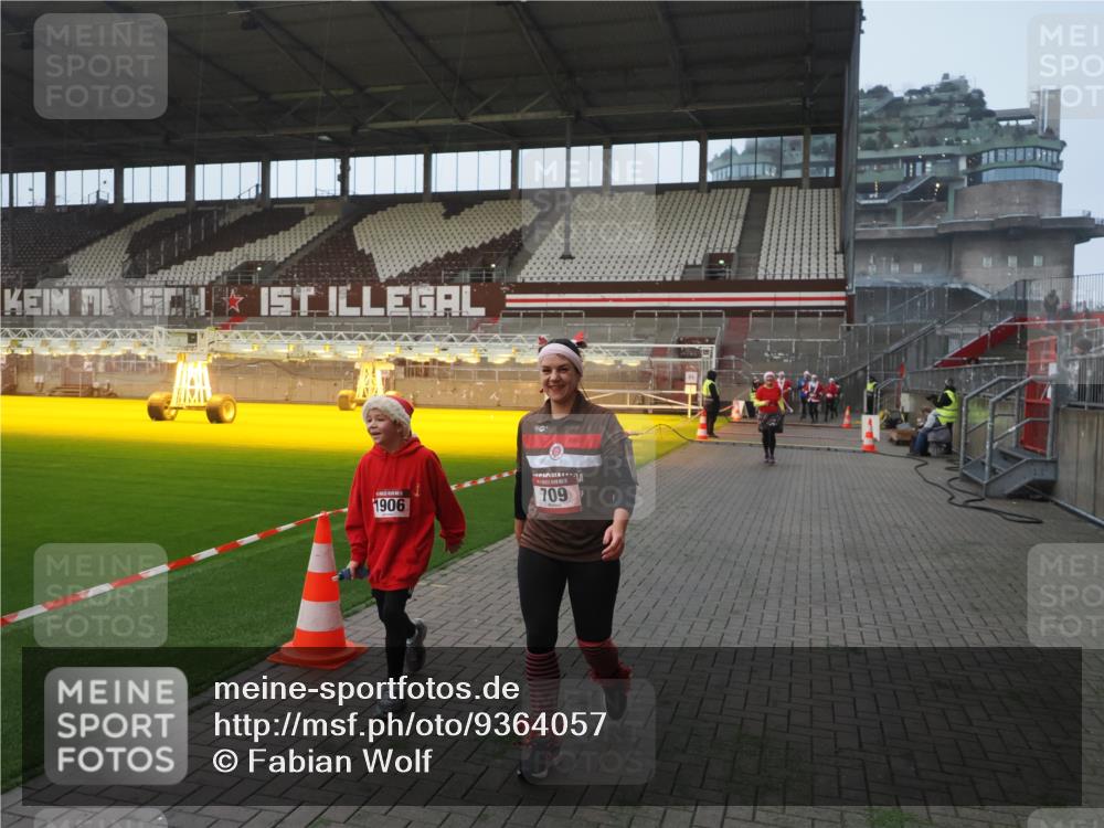 07.12.2025 - St. Pauli X-Mass-Run No. 15 Fabian Wolf http://msf.ph/oto/9364057 07.12.2025 10:04:08 Ziel 626, 628, 709, 1027, 1028, 1906, 2110, 2112, 3198, 3337, 3340, 3359, 3519, 4151 meine-sportfotos.de