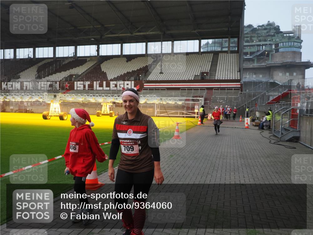 07.12.2025 - St. Pauli X-Mass-Run No. 15 Fabian Wolf http://msf.ph/oto/9364060 07.12.2025 10:04:09 Ziel 626, 628, 709, 1027, 1028, 1906, 2110, 2112, 3198, 3340, 3359, 3519 meine-sportfotos.de