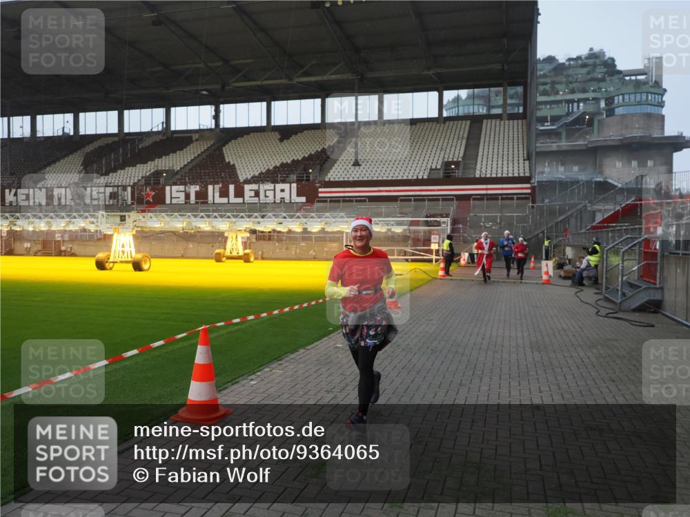 07.12.2025 - St. Pauli X-Mass-Run No. 15 Fabian Wolf http://msf.ph/oto/9364065 07.12.2025 10:04:12 Ziel 113, 709, 1302, 1712, 1738, 1906, 2454, 3198, 3340 meine-sportfotos.de