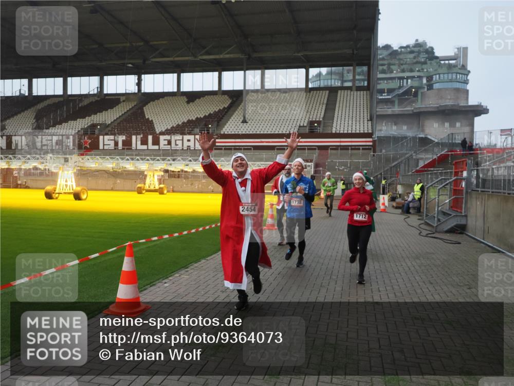 07.12.2025 - St. Pauli X-Mass-Run No. 15 Fabian Wolf http://msf.ph/oto/9364073 07.12.2025 10:04:18 Ziel 113, 1291, 1302, 1712, 1738, 2454, 3188, 4673 meine-sportfotos.de