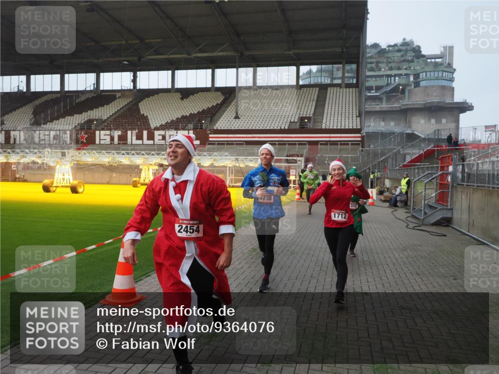 07.12.2025 - St. Pauli X-Mass-Run No. 15 Fabian Wolf http://msf.ph/oto/9364076 07.12.2025 10:04:19 Ziel 113, 1291, 1302, 1712, 1738, 2454, 3188, 4673 meine-sportfotos.de