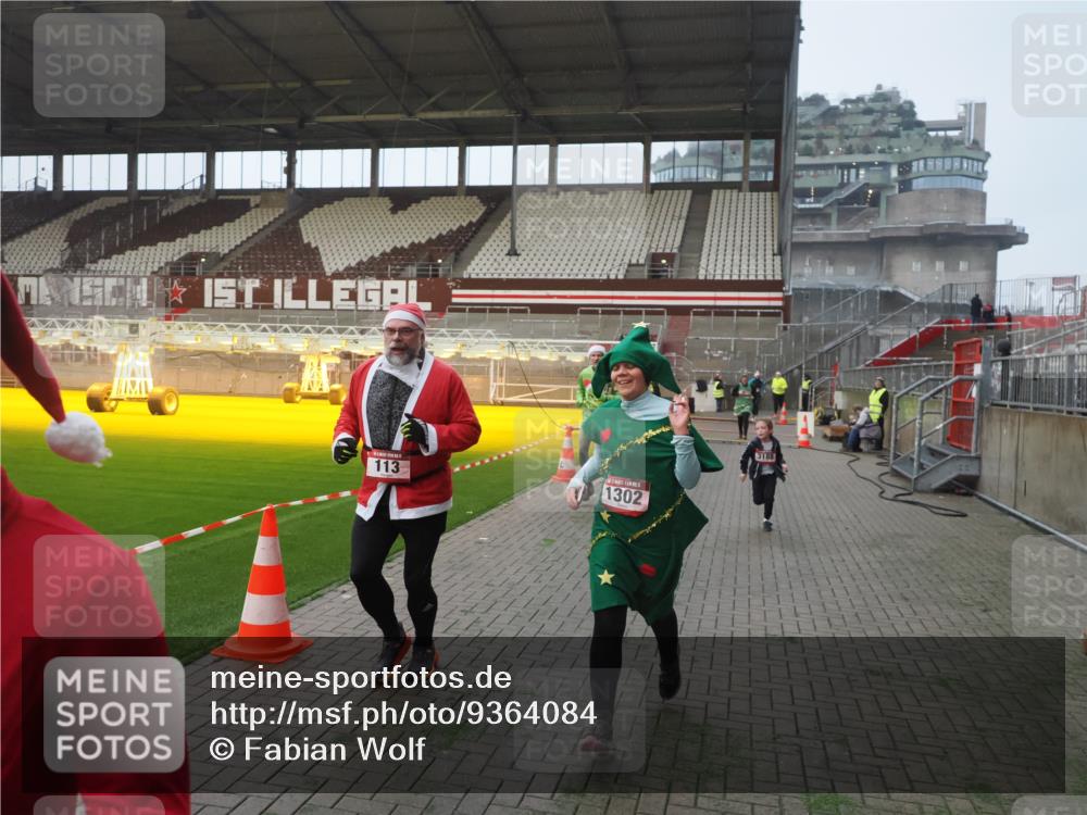 07.12.2025 - St. Pauli X-Mass-Run No. 15 Fabian Wolf http://msf.ph/oto/9364084 07.12.2025 10:04:20 Ziel 113, 1291, 1302, 1712, 1738, 2454, 3188, 4673 meine-sportfotos.de