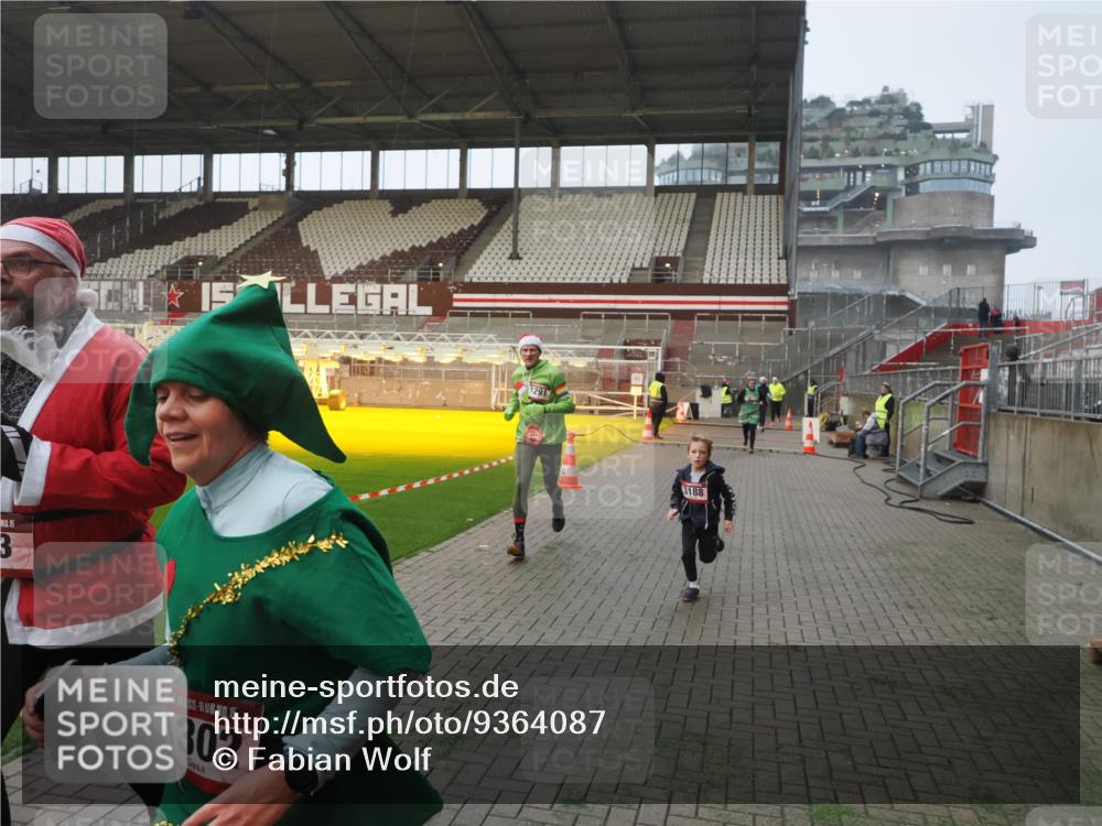 07.12.2025 - St. Pauli X-Mass-Run No. 15 Fabian Wolf http://msf.ph/oto/9364087 07.12.2025 10:04:21 Ziel 113, 1291, 1302, 1712, 1738, 2454, 3188, 4673 meine-sportfotos.de
