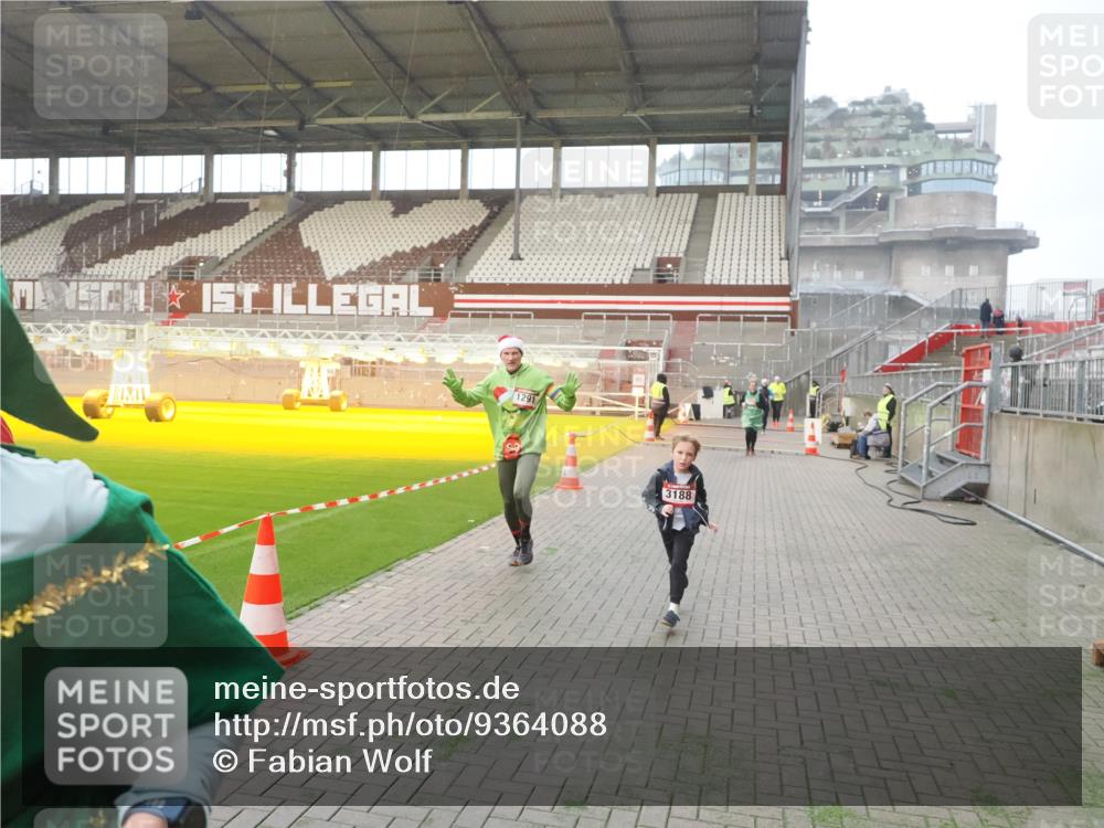 07.12.2025 - St. Pauli X-Mass-Run No. 15 Fabian Wolf http://msf.ph/oto/9364088 07.12.2025 10:04:21 Ziel 113, 1291, 1302, 1712, 1738, 2454, 3188, 4673 meine-sportfotos.de