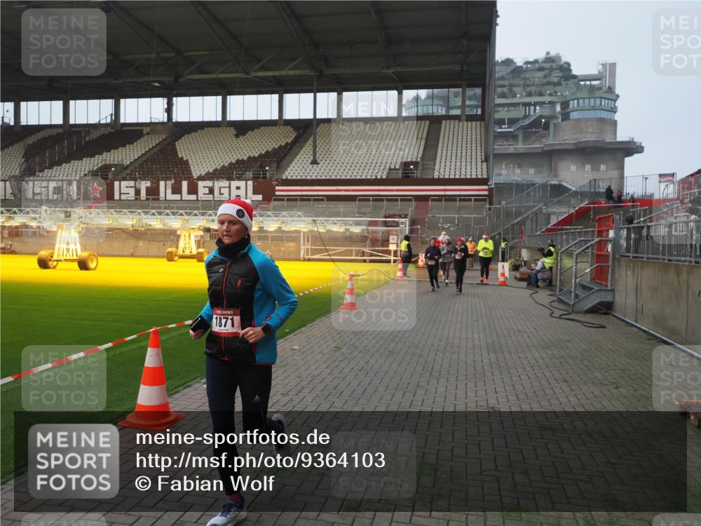 07.12.2025 - St. Pauli X-Mass-Run No. 15 Fabian Wolf http://msf.ph/oto/9364103 07.12.2025 10:04:30 Ziel 113, 1291, 1302, 1522, 1701, 1712, 1738, 1871, 2454, 2569, 2570, 3188, 3477, 3911, 4673 meine-sportfotos.de