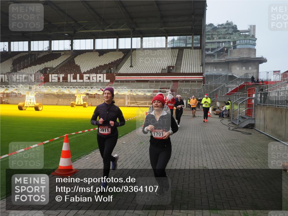 07.12.2025 - St. Pauli X-Mass-Run No. 15 Fabian Wolf http://msf.ph/oto/9364107 07.12.2025 10:04:34 Ziel 713, 1291, 1522, 1701, 1871, 2569, 2570, 3188, 3477, 3894, 3911, 4673 meine-sportfotos.de
