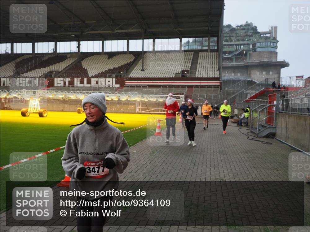 07.12.2025 - St. Pauli X-Mass-Run No. 15 Fabian Wolf http://msf.ph/oto/9364109 07.12.2025 10:04:36 Ziel 713, 1522, 1701, 1871, 2569, 2570, 3477, 3894, 3911, 4673 meine-sportfotos.de