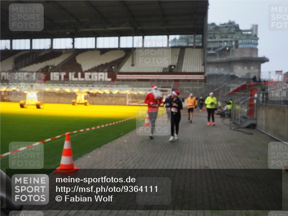 07.12.2025 - St. Pauli X-Mass-Run No. 15 Fabian Wolf http://msf.ph/oto/9364111 07.12.2025 10:04:36 Ziel 713, 1522, 1701, 1871, 2569, 2570, 3477, 3894, 3911, 4673 meine-sportfotos.de