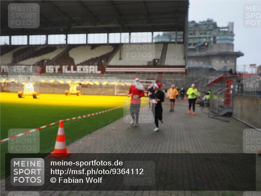 07.12.2025 - St. Pauli X-Mass-Run No. 15 Fabian Wolf http://msf.ph/oto/9364112 07.12.2025 10:04:36 Ziel 713, 1522, 1701, 1871, 2569, 2570, 3477, 3894, 3911, 4673 meine-sportfotos.de
