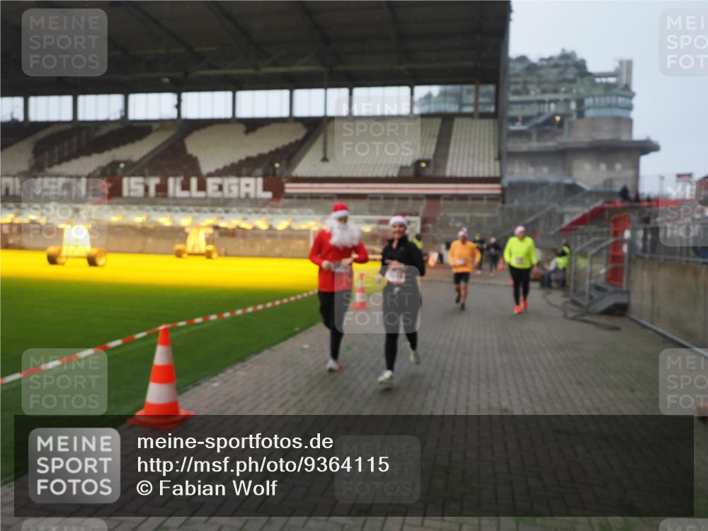 07.12.2025 - St. Pauli X-Mass-Run No. 15 Fabian Wolf http://msf.ph/oto/9364115 07.12.2025 10:04:37 Ziel 713, 1522, 1701, 1871, 2569, 2570, 3477, 3894, 3911, 4673 meine-sportfotos.de