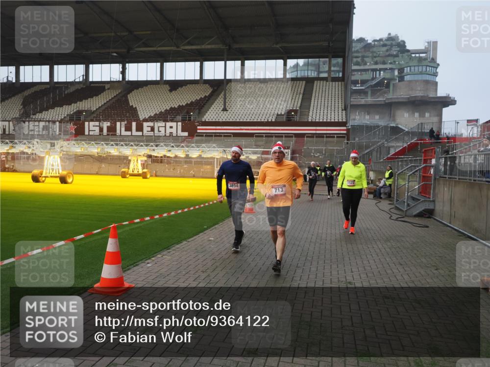 07.12.2025 - St. Pauli X-Mass-Run No. 15 Fabian Wolf http://msf.ph/oto/9364122 07.12.2025 10:04:40 Ziel 713, 1522, 1701, 1871, 2569, 2570, 3477, 3894, 3911, 4080, 4553, 4557 meine-sportfotos.de