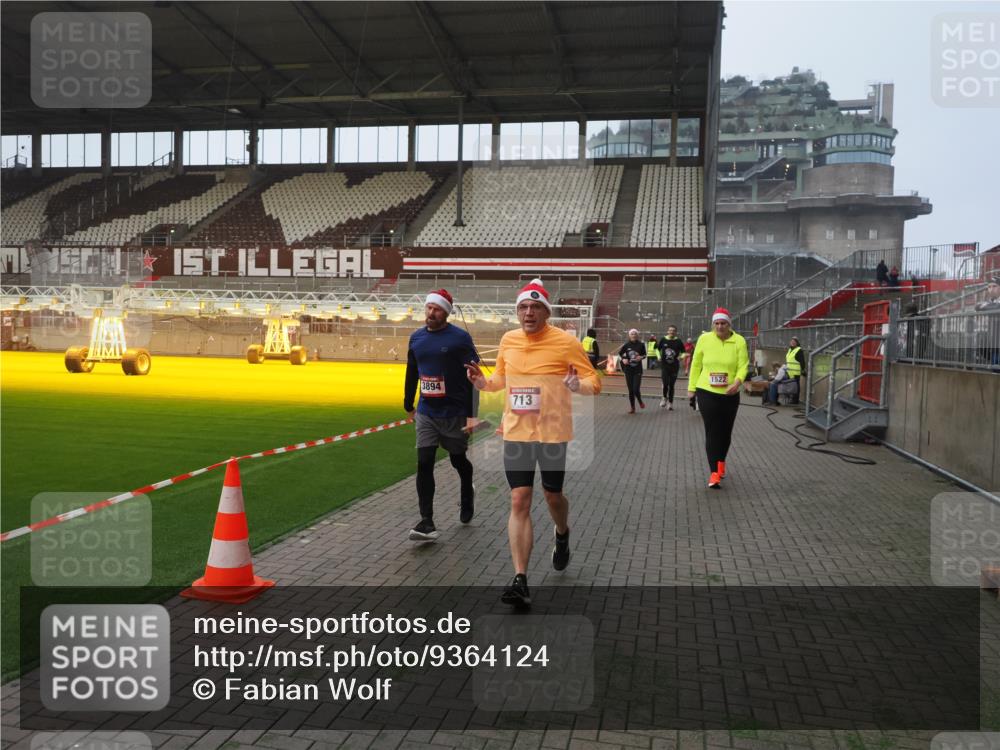07.12.2025 - St. Pauli X-Mass-Run No. 15 Fabian Wolf http://msf.ph/oto/9364124 07.12.2025 10:04:40 Ziel 713, 1522, 1701, 1871, 2569, 2570, 3477, 3894, 3911, 4080, 4553, 4557 meine-sportfotos.de