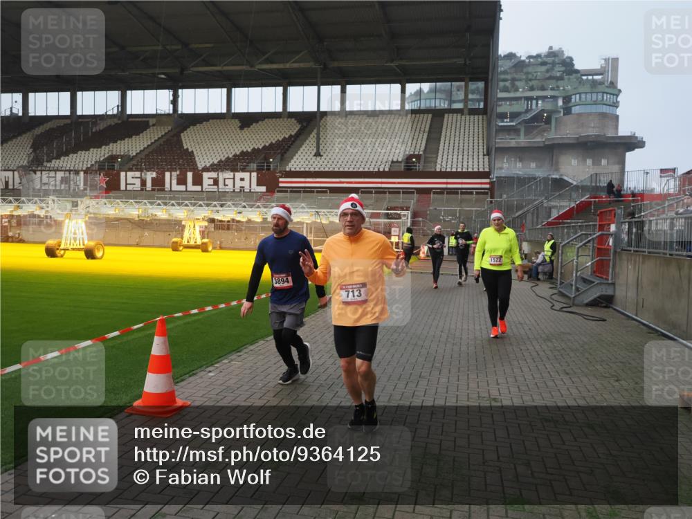 07.12.2025 - St. Pauli X-Mass-Run No. 15 Fabian Wolf http://msf.ph/oto/9364125 07.12.2025 10:04:40 Ziel 713, 1522, 1701, 1871, 2569, 2570, 3477, 3894, 3911, 4080, 4553, 4557 meine-sportfotos.de
