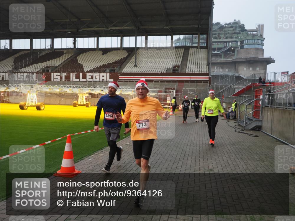 07.12.2025 - St. Pauli X-Mass-Run No. 15 Fabian Wolf http://msf.ph/oto/9364126 07.12.2025 10:04:40 Ziel 713, 1522, 1701, 1871, 2569, 2570, 3477, 3894, 3911, 4080, 4553, 4557 meine-sportfotos.de