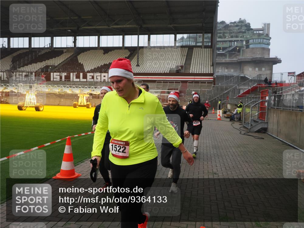 07.12.2025 - St. Pauli X-Mass-Run No. 15 Fabian Wolf http://msf.ph/oto/9364133 07.12.2025 10:04:45 Ziel 713, 1217, 1701, 2569, 2570, 3477, 3894, 3911, 4080, 4553, 4557 meine-sportfotos.de
