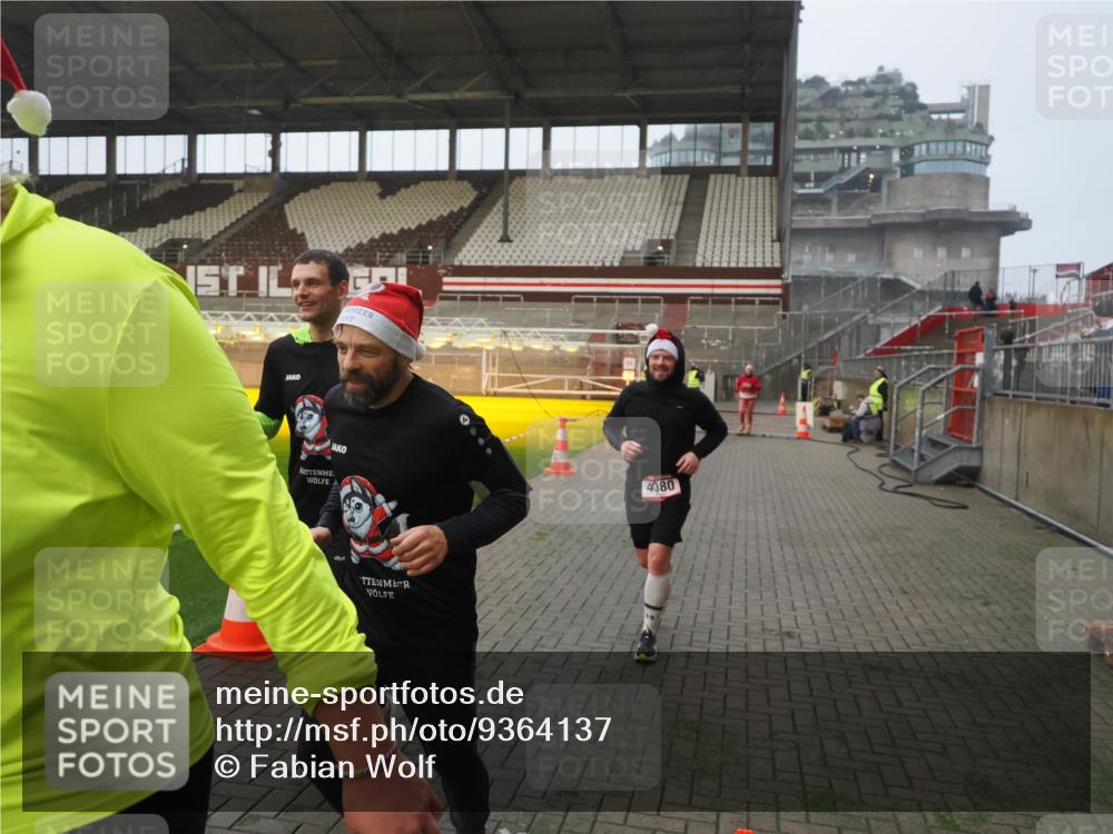 07.12.2025 - St. Pauli X-Mass-Run No. 15 Fabian Wolf http://msf.ph/oto/9364137 07.12.2025 10:04:46 Ziel 713, 1217, 1701, 2569, 2570, 3477, 3894, 3911, 4080, 4553, 4557 meine-sportfotos.de