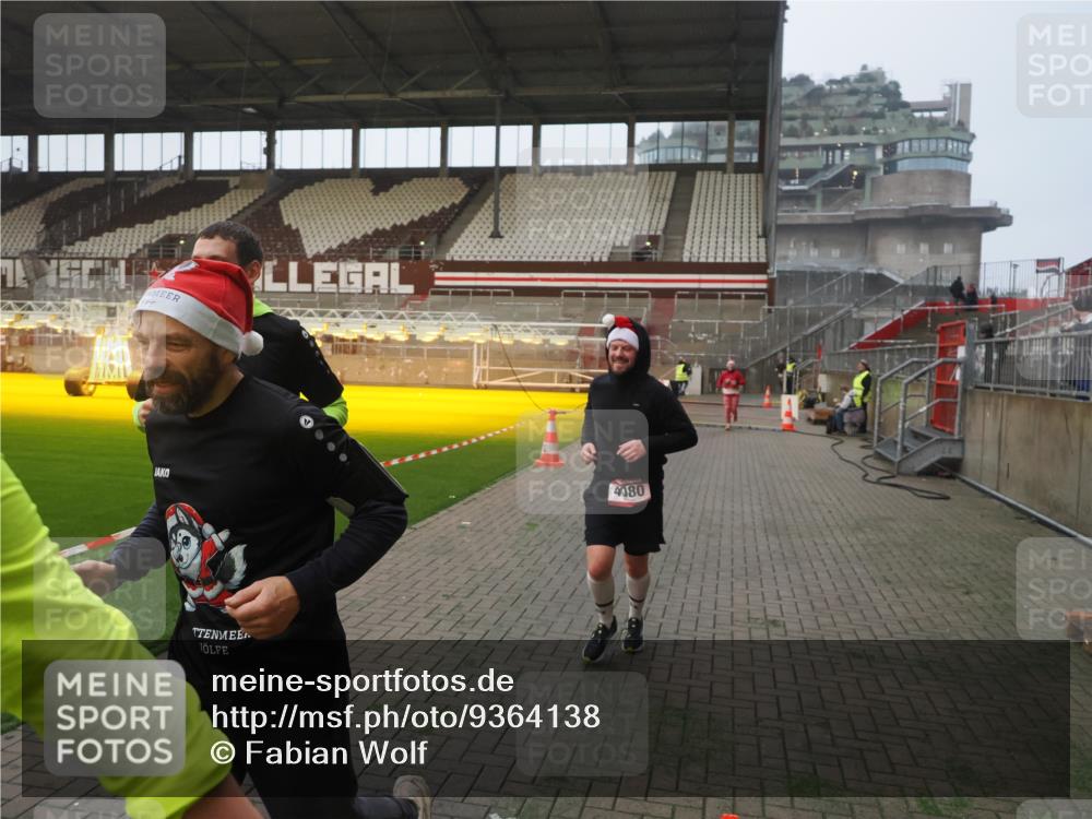 07.12.2025 - St. Pauli X-Mass-Run No. 15 Fabian Wolf http://msf.ph/oto/9364138 07.12.2025 10:04:46 Ziel 713, 1217, 1701, 2569, 2570, 3477, 3894, 3911, 4080, 4553, 4557 meine-sportfotos.de