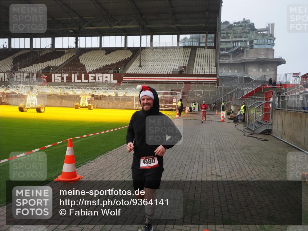 07.12.2025 - St. Pauli X-Mass-Run No. 15 Fabian Wolf http://msf.ph/oto/9364141 07.12.2025 10:04:46 Ziel 713, 1217, 1701, 2569, 2570, 3477, 3894, 3911, 4080, 4553, 4557 meine-sportfotos.de
