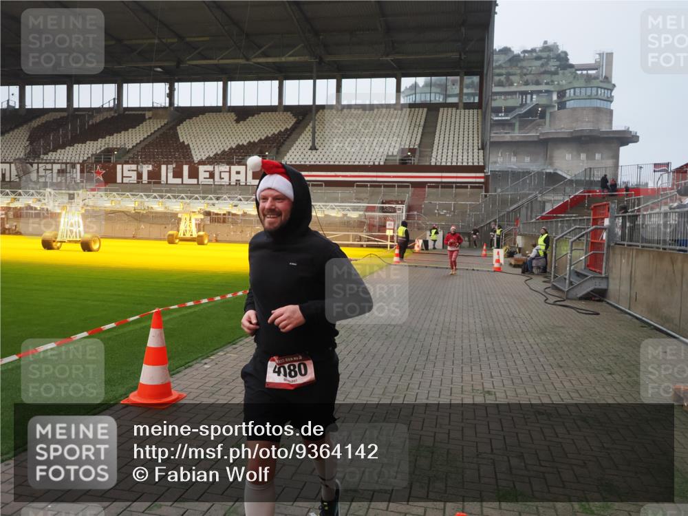 07.12.2025 - St. Pauli X-Mass-Run No. 15 Fabian Wolf http://msf.ph/oto/9364142 07.12.2025 10:04:47 Ziel 713, 1217, 1701, 2569, 2570, 3477, 3894, 3911, 4080, 4553, 4557 meine-sportfotos.de