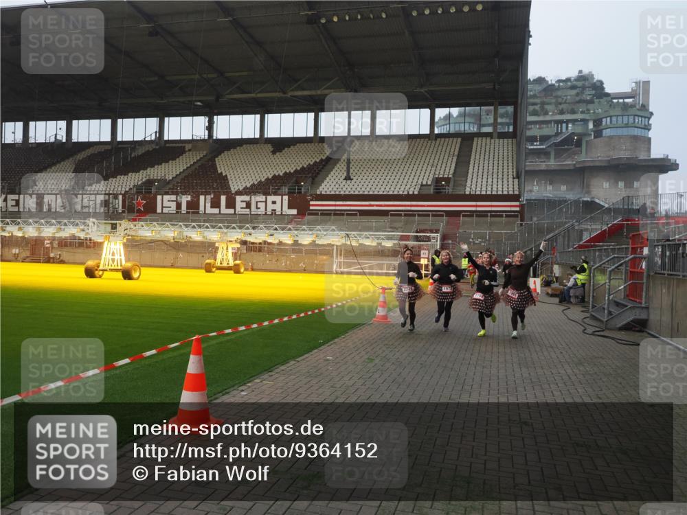 07.12.2025 - St. Pauli X-Mass-Run No. 15 Fabian Wolf http://msf.ph/oto/9364152 07.12.2025 10:04:58 Ziel 292, 1217, 1973, 1991, 2168, 2249, 2856, 2866, 4080, 4553, 4557 meine-sportfotos.de
