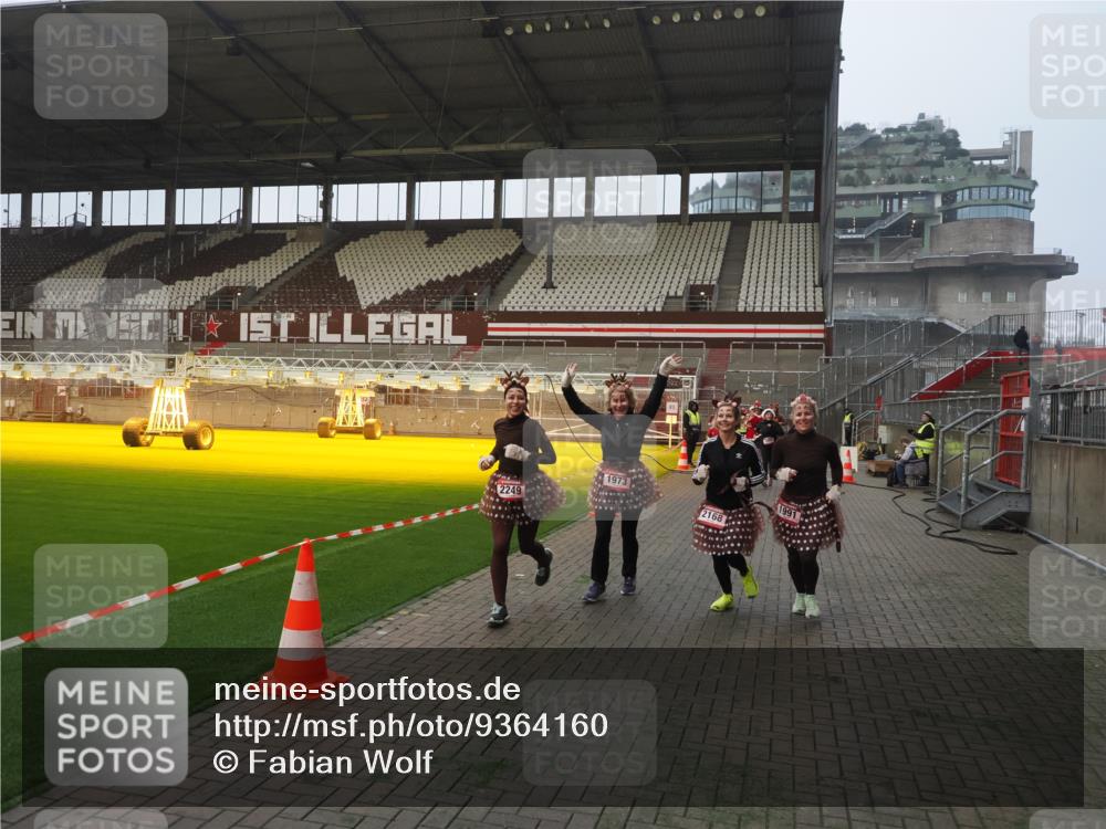 07.12.2025 - St. Pauli X-Mass-Run No. 15 Fabian Wolf http://msf.ph/oto/9364160 07.12.2025 10:04:59 Ziel 210, 292, 1217, 1973, 1991, 2168, 2249, 2856, 2866 meine-sportfotos.de